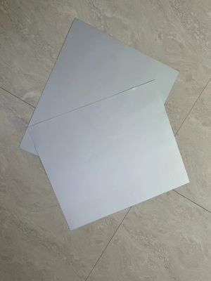 Placa de impresión CTP sin procesado con 100.000-200.000 impresiones y validez de 20 meses en blanco grisáceo