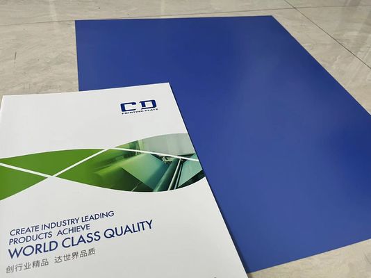 Placa CTP térmica azul con tiempo de desarrollo de 25-30 segundos y fuente de luz sensible de 830nm para impresión de alta precisión